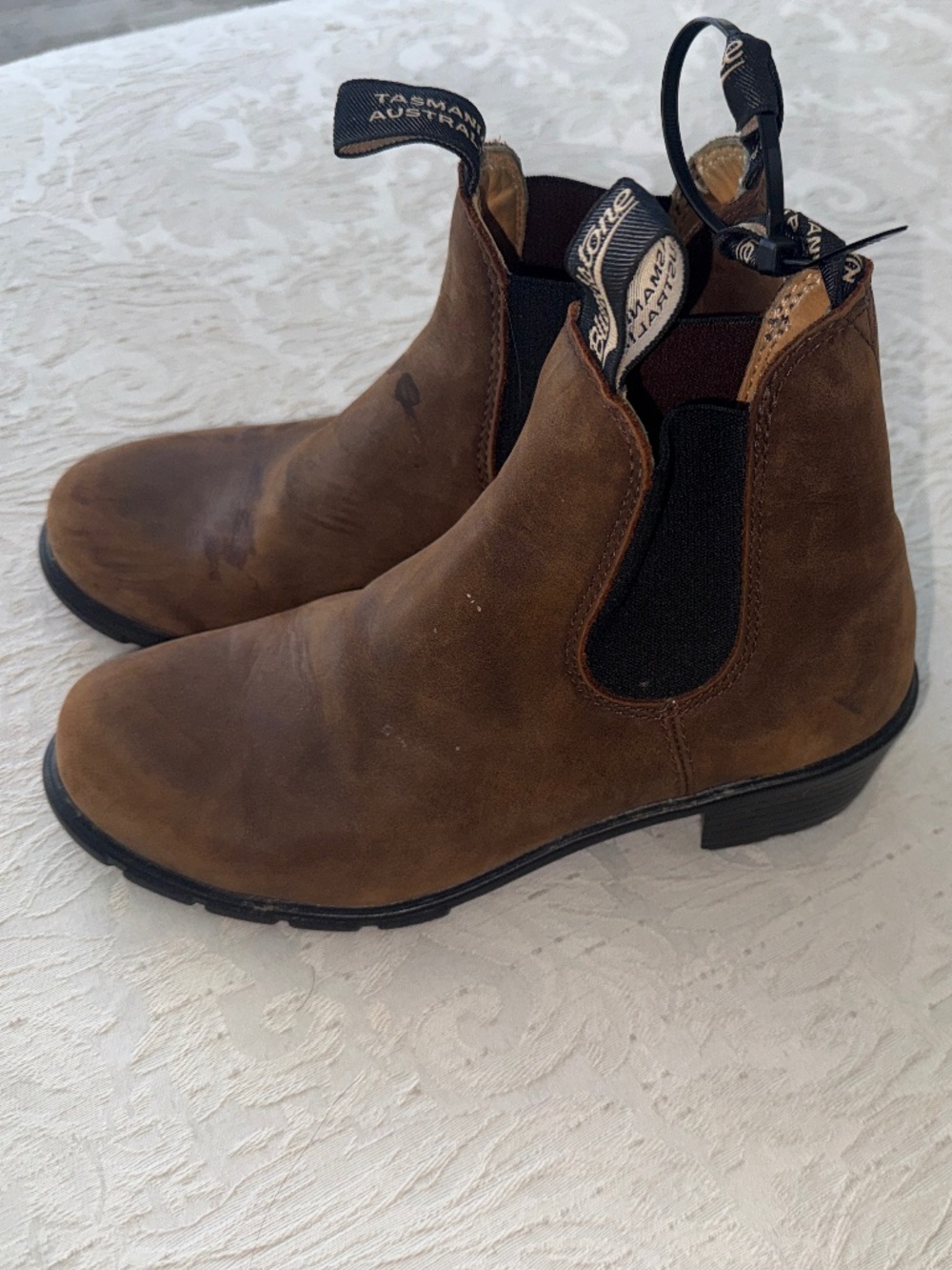 Blundstone 1673 Heeled Chelsea Boot. Antique Brown size 7